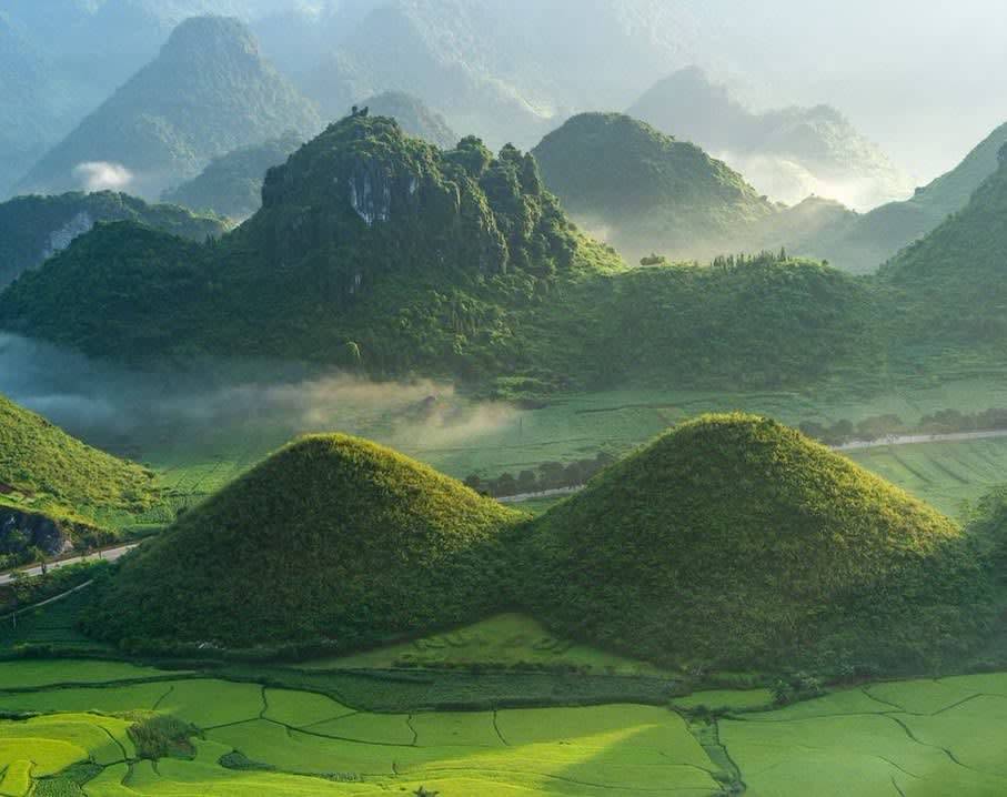 The twin mountains at Quan Ba in the mist