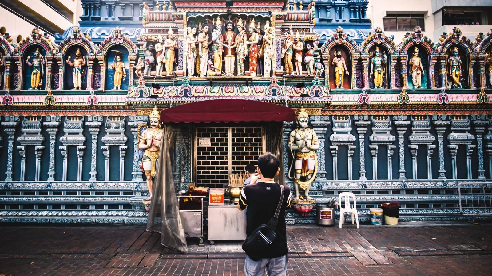 Singapore etiquette: the rules and culture to know as a backpacker