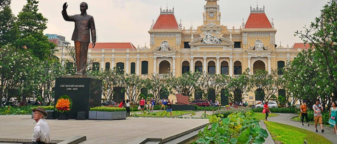 The city hall of Ho Chi Minh City at the end of Nguyen Hue