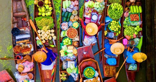Bangkok: floating market and train market experience