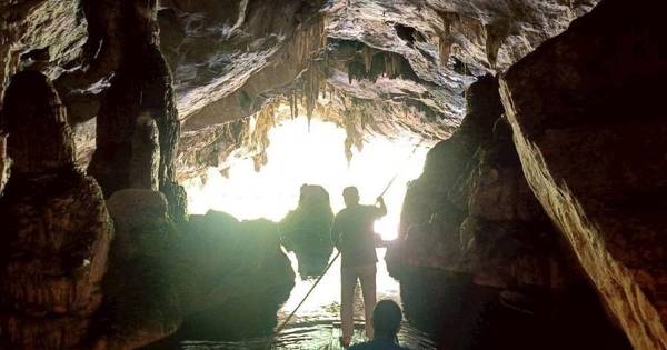 Pai: Nam Lod cave tour with local guide and sunset at Two Huts
