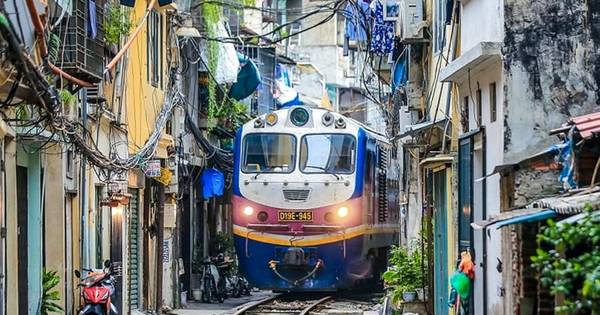 Hanoi: guided street food tour with a visit to Train Street
