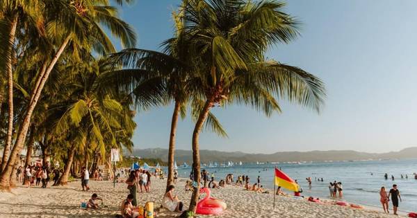 Boracay: island and beach hopping boat tour with snorkelling