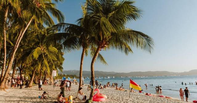 Boracay: island and beach hopping boat tour with snorkelling