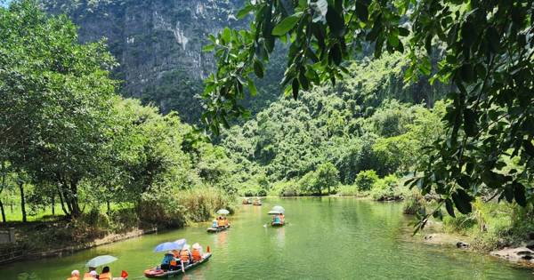 Hanoi: Ninh Binh, Bai Dinh, Hoa Lu, Trang An and Mua Cave day tour