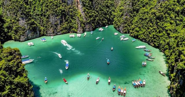 Phuket: Maya Bay, Phi Phi and Bamboo Island with lunch buffet