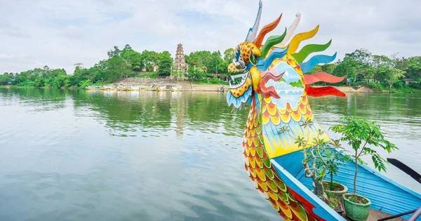 Hue: dragon boat on the Perfume River, pagoda and royal tombs tour