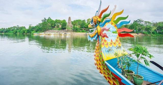 Hue: dragon boat on the Perfume River, pagoda and royal tombs tour