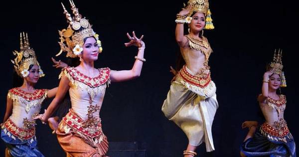 Siem Reap: Apsara Dance Show and Dinner with Hotel Pick-up