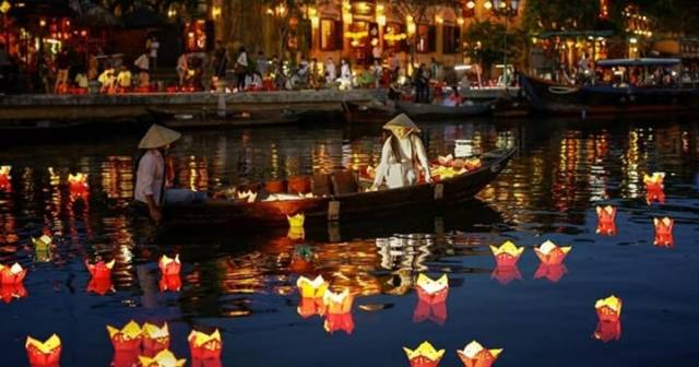 Hoi An: night boat trip on the Hoai river with a floating lantern
