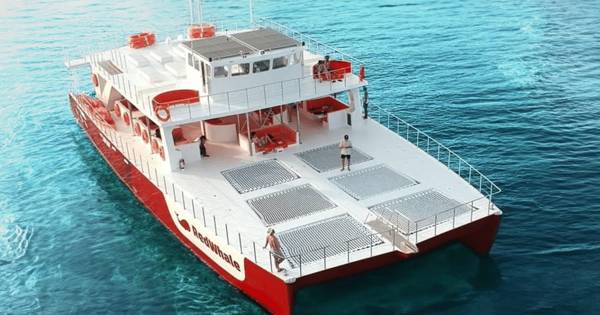 Boracay: sunset cruise on the RedWhale party yacht
