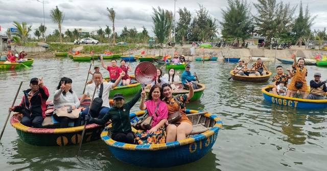 Hoi An: basket boat trip through the coconut forest