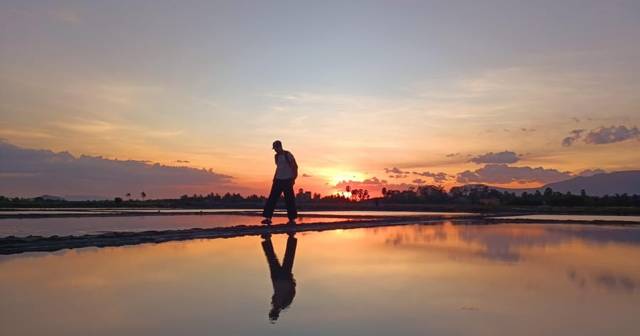 Kampot: Pepper Farm, Plantation, Salt Fields and Secret Lake