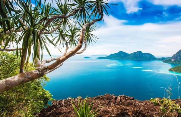 Semporna: Bohey Dulang hike and island hopping with snorkelling and lunch