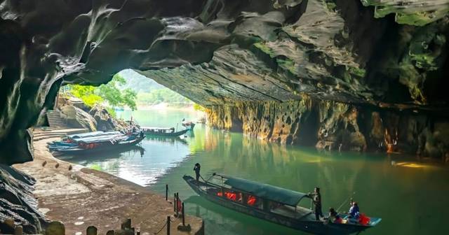 Phong Nha: guided boat trip to Phong Nha Cave and Paradise Cave, all included