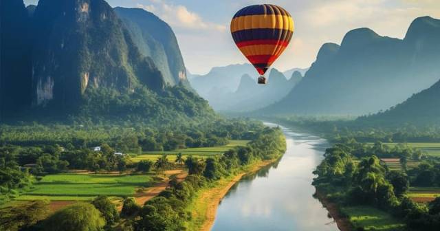 Vang Vieng: hot air balloon flight with hotel pickup